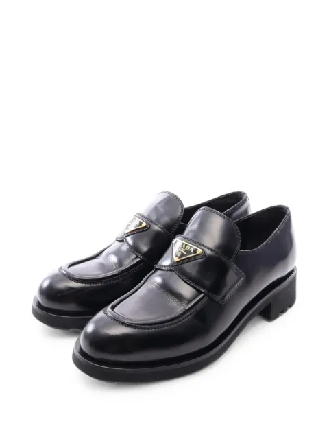 Prada Pre-Owned 2010s logo plate loafers Black 1104402