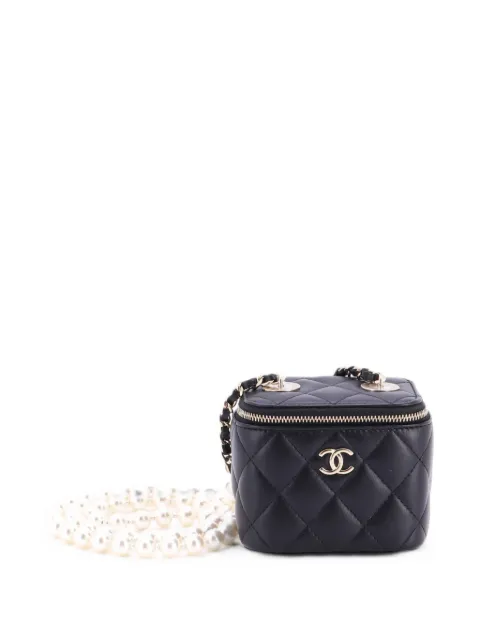 CHANEL Pre-Owned Vanity Case with Pearl Chain Quilted Lambskin Mini clutch bag Black PTA1R4Q4BM2DSQVJ