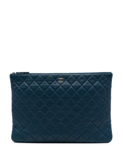 CHANEL Pre-Owned 2016-2017 Large Quilted Lambskin O Case clutch bag Blue 4TCBEWUY6PZFBBBG
