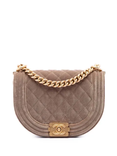 CHANEL Pre-Owned 2021-2026 Small Quilted Velvet Boy Messenger Bag crossbody bag Brown DE6CAO5MZO6HJE4O