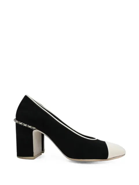 CHANEL Pre-Owned Chain-accent cap-toe pumps Black RFCHK758229