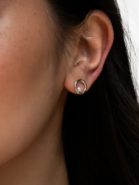 DOWER AND HALL open-circle pearl earrings Silver DHOCWPWE
