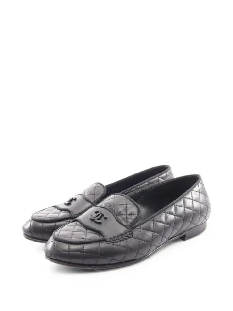CHANEL Pre-Owned 1986-1988 matelassé CC logo loafers Black 1096009