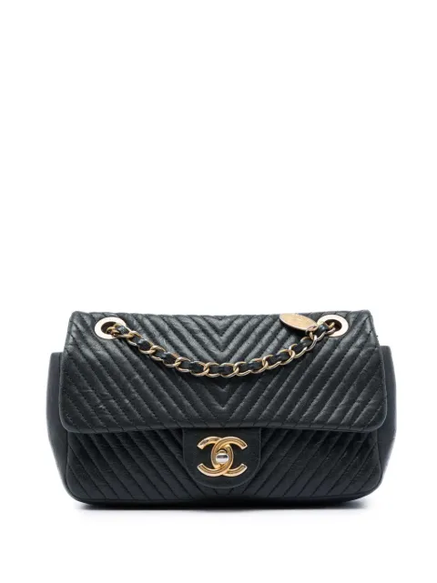 CHANEL Pre-Owned 2014-2015 Small Chevron Wrinkled Calfskin Medallion Charm Surpique Flap shoulder bag Black O2WCP4UB4OUKWOI7
