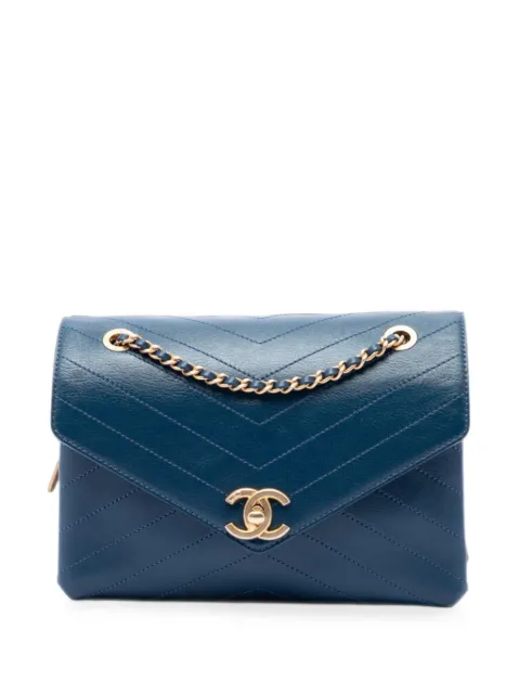 CHANEL Pre-Owned 2018 Small Chevron Lambskin Stitched Envelope Flap shoulder bag Blue W9MWBH74UCMAEJLF