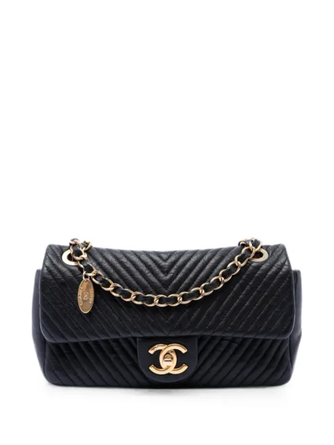 CHANEL Pre-Owned 2014-2015 Small Chevron Wrinkled Calfskin Medallion Charm Surpique Flap shoulder bag Black 36RH5LO1OPARZB8P