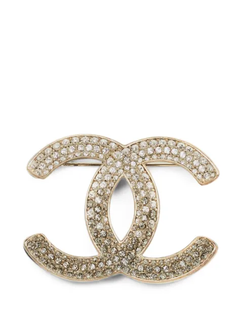 CHANEL Pre-Owned CC crystal-embellished brooch Gold 1383258
