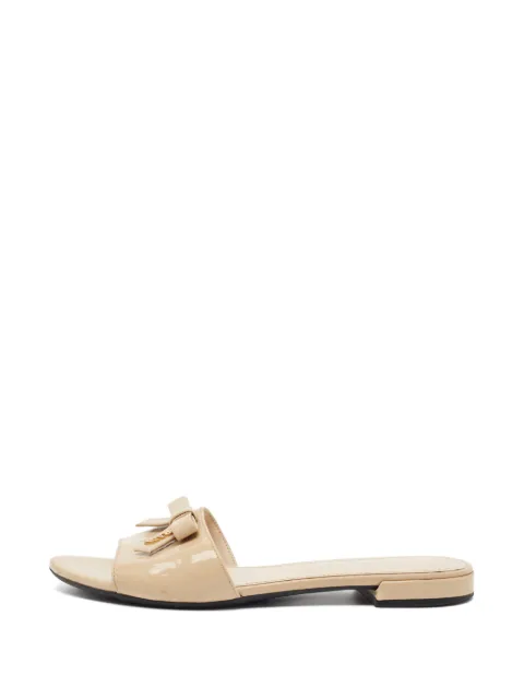 Prada Pre-Owned bow-detail patent leather slide sandals Neutrals 1404456