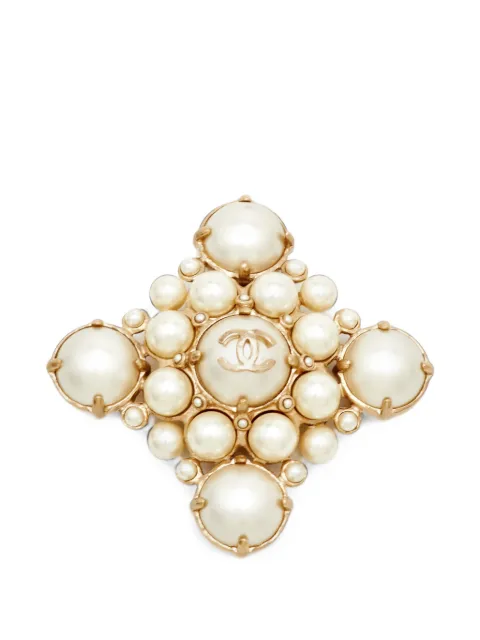 CHANEL Pre-Owned CC logo-motif faux-pearl brooch Gold 1388786
