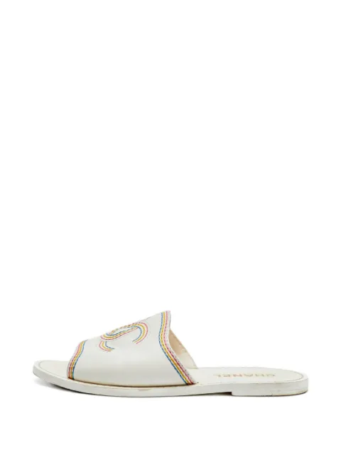 CHANEL Pre-Owned CC rainbow-stitching flat sandals White 1397592