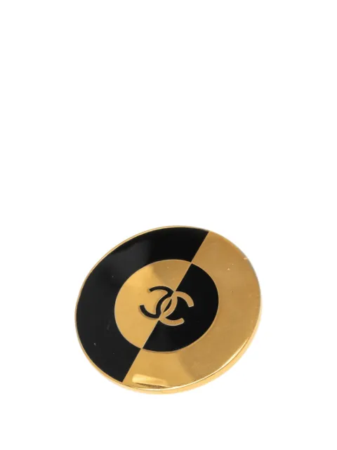 CHANEL Pre-Owned 1950-1970 CC Gold Plated and Enamel Round Brooch costume brooch Black LVA7AA4YPFEHFSVQ