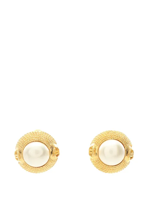 CHANEL Pre-Owned 1970-1980 CC Gold Plated Faux Pearl Clip On Earrings costume earrings Gold TTI7DZC6UE2O6QZ4
