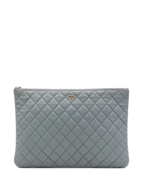 CHANEL Pre-Owned 2019 Large Quilted Caviar O Case clutch bag Grey 5QN80GLQY1N8VB2L