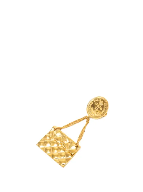 CHANEL Pre-Owned 1993 CC Gold Plated Quilted Flap Bag Medallion Brooch costume brooch Gold 3BO2OA7X3QH1NVFO