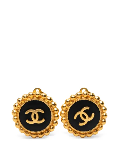 CHANEL Pre-Owned 1995 CC Gold Plated Enamel Round Clip On Earrings costume earrings Black PUGP4NX79D5HF4BM