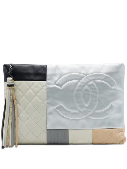 CHANEL Pre-Owned 2016-2017 Large Quilted Lambskin Colorblock Patchwork O Case clutch bag Silver XIGOGXDM25MJACHJ