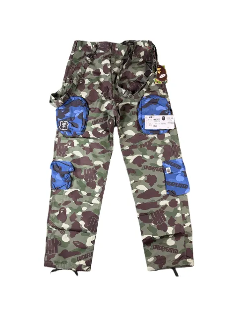 A BATHING APE® x Undefeated Multi-Pouch Camo cargo pants Green BAPE073