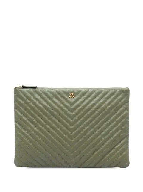 CHANEL Pre-Owned 2016-2017 Large CC Chevron Calfskin O Case clutch bag Green 7I16F0ALY8ZWQM20