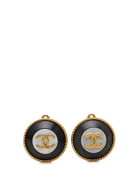CHANEL Pre-Owned 1994 CC Gold Plated and Enamel Round Clip On Earrings costume earrings Black 1XRMGD1J6G29XKIB