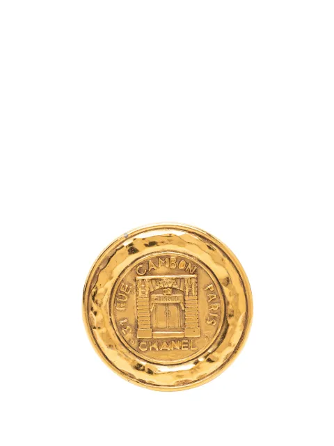 CHANEL Pre-Owned 1980-1990 Gold Plated 31 Rue Cambon Medallion Pin Brooch costume brooch Gold ILNFDPJTYFWRM3JC