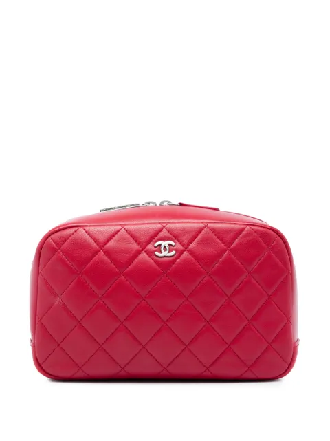 CHANEL Pre-Owned 2016-2017 Medium Quilted Lambskin Curvy Cosmetic pouch Red EELJEZLTHQ0UICZQ
