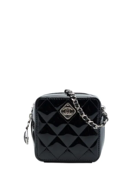 CHANEL Pre-Owned 2021-2026 CC Quilted Patent Diamond Resin Clutch With Chain crossbody bag Black YSFF4C0H7WR7VE17