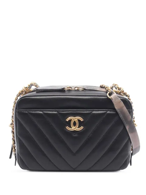 CHANEL Pre-Owned 2018 CC Chevron Lambskin Camera Bag crossbody bag Black RP36RGIE9MH76E1W
