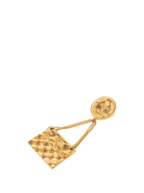 CHANEL Pre-Owned 1980-1990 CC Gold Plated Quilted Flap Bag Medallion Brooch costume brooch Gold ACRYH4MXR34AUY58