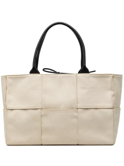 Bottega Veneta Pre-Owned 2012-2026 Medium Canvas Maxi Intrecciato Arco tote bag White 57DWTJU2LEYAV6TU