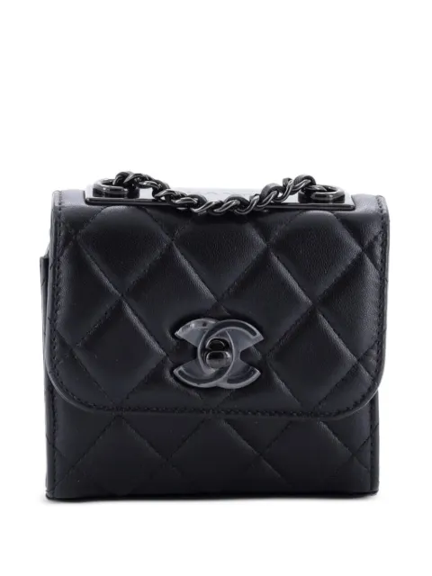 CHANEL Pre-Owned So Black Trendy CC Clutch with Chain Quilted Lambskin Small shoulder bag Black XEDWMXEM78ZNQNED