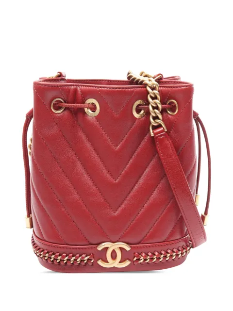 CHANEL Pre-Owned 2017-2018 Paris Cosmopolite Small Chevron Lambskin bucket bag Red STQG7QIA7PU327XE