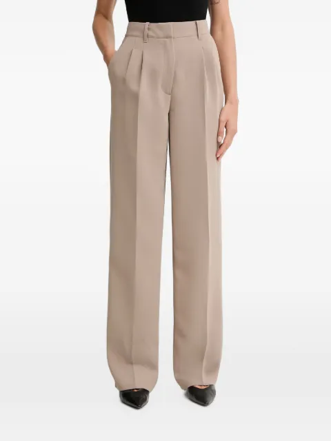 GUESS USA pleated logo-plaque trousers Neutrals W5YB08WGHC2