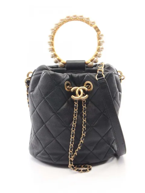 CHANEL Pre-Owned 2021-2026 Quilted Lambskin Pearl Crown Drawstring bucket bag Black KUY8LJ8F7WV3X3TE