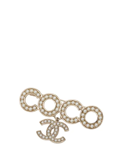 CHANEL Pre-Owned 2021 CC Gold Plated Faux Pearl Coco Dangle Brooch costume brooch Gold FLAXCLJF1RQF2ZBW