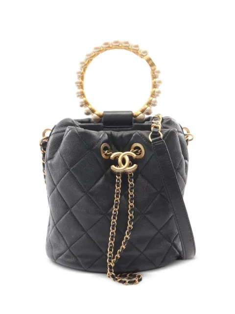 CHANEL Pre-Owned 2021 Matelassé pearl-handle bucket bag Black 1087615C4E6NU27