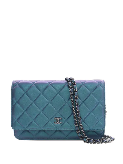 CHANEL Pre-Owned 2017-2018 CC Quilted Iridescent Lambskin Wallet on Chain crossbody bag Blue CKWKGO0AL6JBVY4W