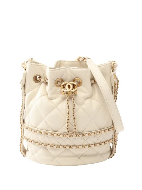 CHANEL Pre-Owned 2019 CC Quilted Lambskin Chain Around Drawstring bucket bag White FZIQ1F0FYRZ21GTC