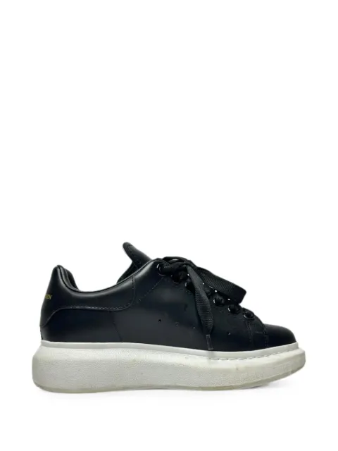 Alexander McQueen Pre-Owned Oversized sneakers Black RFCPUGBSH757866W
