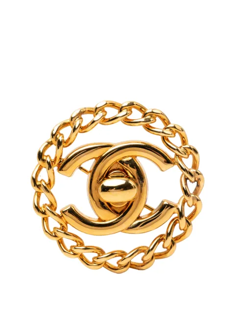 CHANEL Pre-Owned 1997 CC Gold Plated Turn Lock Chain Round Brooch costume brooch Gold 1HLQ07EC6QBIUAOP