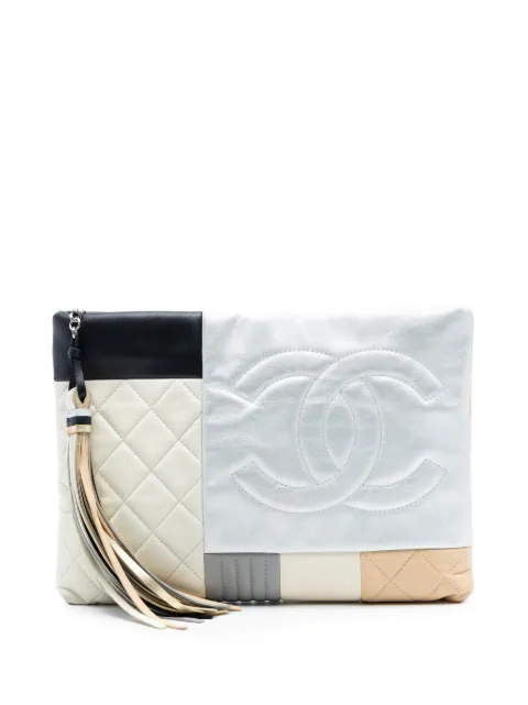 CHANEL Pre-Owned 2016-2017 Quilted Lambskin Colorblock Patchwork O Case clutch bag Silver NHIYYMZ4BB854IE4