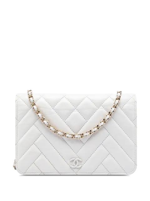 CHANEL Pre-Owned 2019 CC Crinkled Chevron Calfskin Wallet On Chain crossbody bag White PGR9MR01W5I1846Z