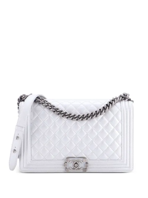 CHANEL Pre-Owned Boy Flap Bag Quilted Metallic Calfskin New Medium shoulder bag Silver LWBDUHI0241T7TBI