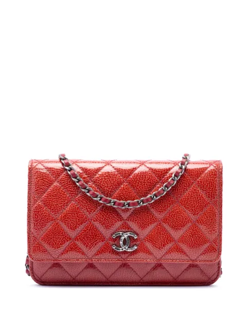 CHANEL Pre-Owned 2014-2015 Paris Dallas CC Quilted Patent Goatskin Wallet on Chain crossbody bag Red ZHJ1GRQKTU7EX44G