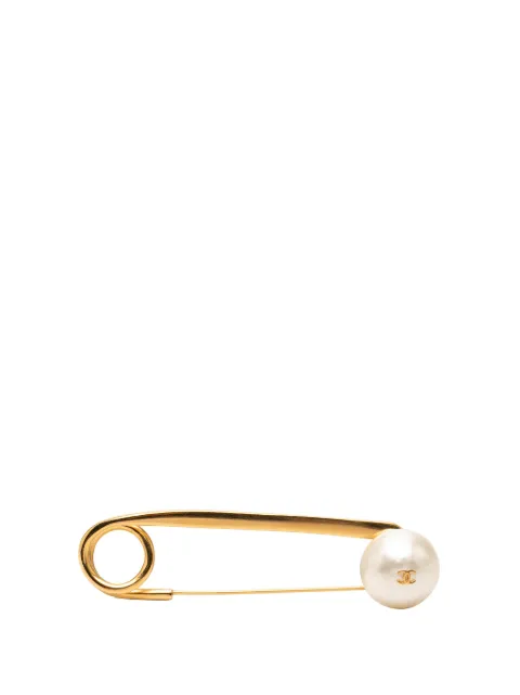 CHANEL Pre-Owned 1997 CC Gold Plated Faux Pearl Safety Pin Brooch costume brooch Gold DOVHMUJYY86O2WIF