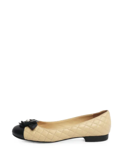 CHANEL Pre-Owned flower-detail ballet flats Neutrals BEIGELEATHERQUILTEDBALLETFLATS