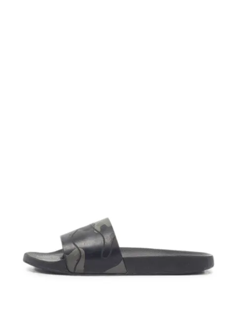 Valentino Garavani Pre-Owned camouflage-print pool flip-flops Black 1359533
