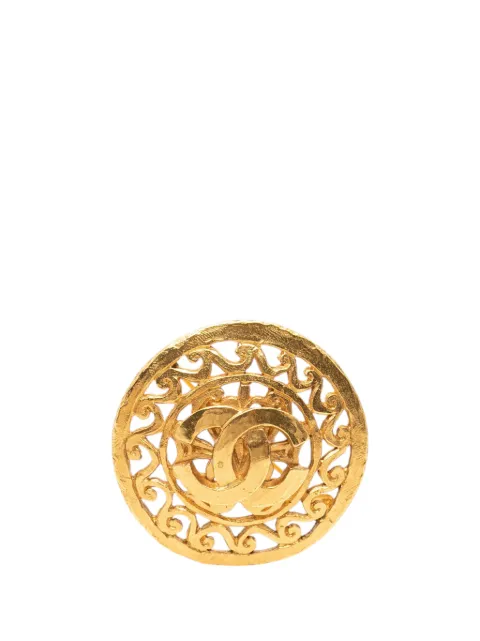 CHANEL Pre-Owned 1995 CC Gold Plated Medallion Round Brooch costume brooch Gold EIPYSP9IB7P4TQ3F