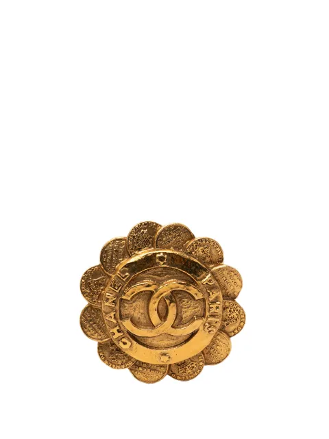 CHANEL Pre-Owned 1980-1990 CC Gold Plated Flower Coin Brooch costume brooch Gold 1XR3H003QATASZOZ