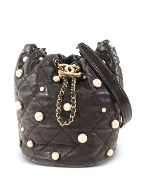 CHANEL Pre-Owned quilted pearl-embellished bucket bag Black PEARLBUCKETBAG