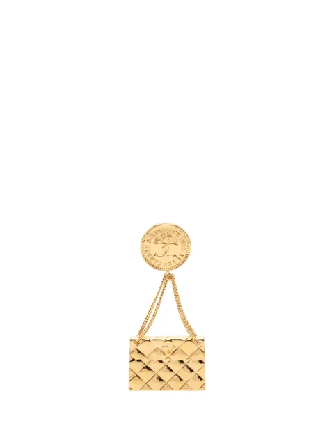 CHANEL Pre-Owned 1950-1970 CC Gold Plated Quilted Flap Bag Medallion Brooch costume brooch Gold 4CM6YDI8PNYC0JWK